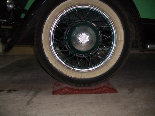 Photos Keesp Tires, Old car wheel